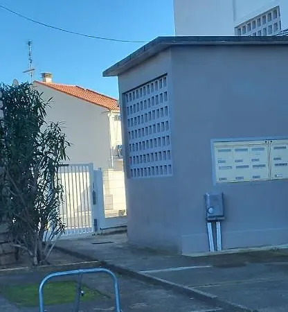 La Voile Bleue Ou Il Fait Bon Etre Et Commerces A Pied * Le Grau-du-Roi