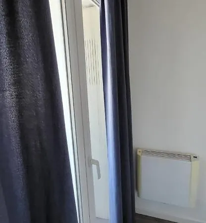 La Voile Bleue Ou Il Fait Bon Etre Et Commerces A Pied Le Grau-du-Roi