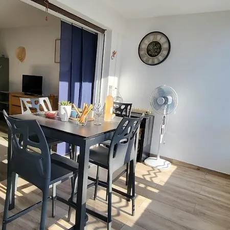 La Voile Bleue Ou Il Fait Bon Etre Et Commerces A Pied *