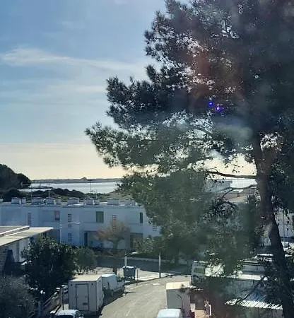 La Voile Bleue Ou Il Fait Bon Etre Et Commerces A Pied Le Grau-du-Roi