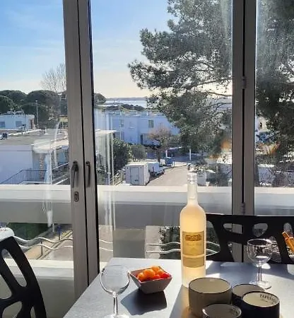 La Voile Bleue Ou Il Fait Bon Etre Et Commerces A Pied *