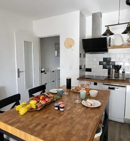 La Voile Bleue Ou Il Fait Bon Etre Et Commerces A Pied