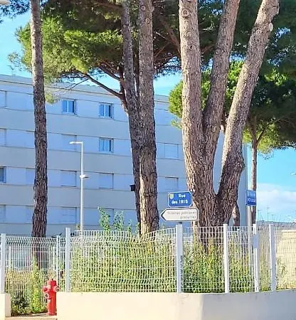 La Voile Bleue Ou Il Fait Bon Etre Et Commerces A Pied