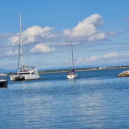 La Voile Bleue Ou Il Fait Bon Etre Et Commerces A Pied Le Grau-du-Roi