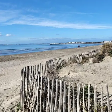 La Voile Bleue Ou Il Fait Bon Etre Et Commerces A Pied Le Grau-du-Roi