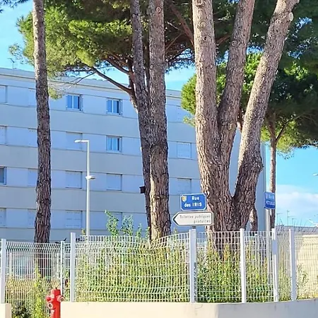 La Voile Bleue Ou Il Fait Bon Etre Et Commerces A Pied *