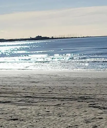 La Voile Bleue Ou Il Fait Bon Etre Et Commerces A Pied