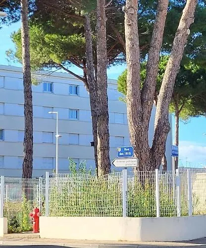 La Voile Bleue Ou Il Fait Bon Etre Et Commerces A Pied